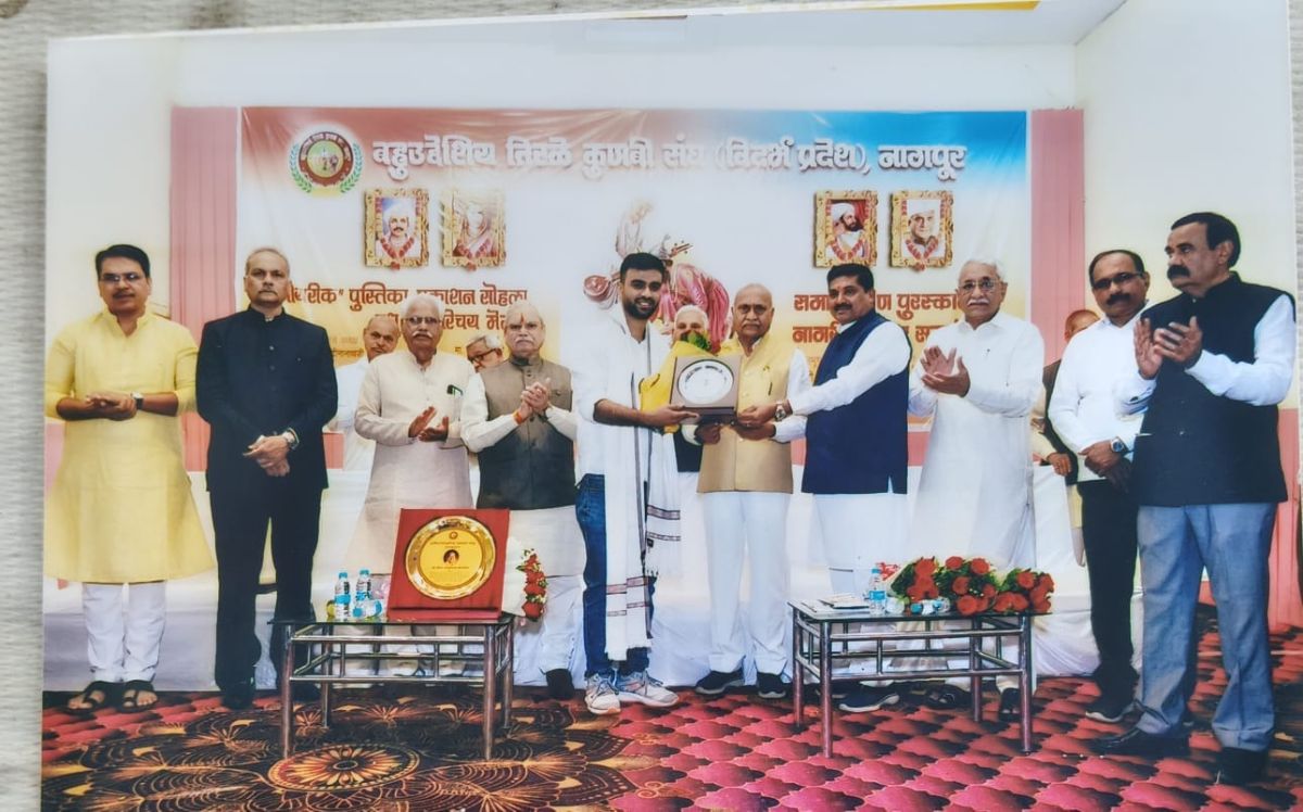 तन्मय रविंद्र देशमुख यांचा उद्योजक म्हणून सत्कार.